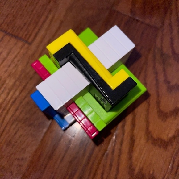 ThinkFun Zig Zag Knot Brainteaser Challenge Ages 8 to Adult - Picture 4 of 6